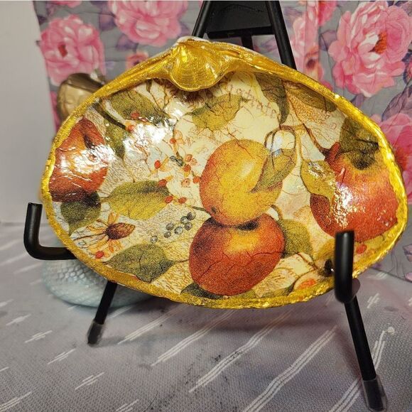 DECOUPAGE CLAM SHELL DECOUPAGE APPLES ON A CLAM SHELL TRINKET DISH - Picture 3 of 11